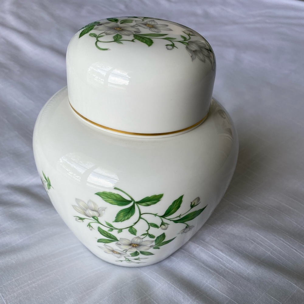 Stratfordshire Clematis  Bone China Ginger Jar With Top